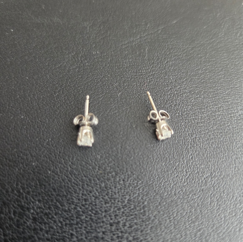 NEW WOMENS 10 K WHITE GOLD WITH 0.20 CT GENUINE DIAMONDS STUD EARRINGS SET